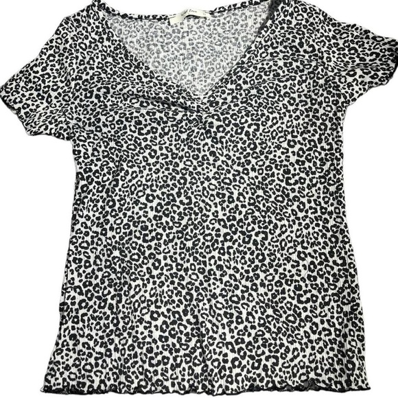 Black and white leopard print top with a V neck and short sleeves - Picture 1 of 5